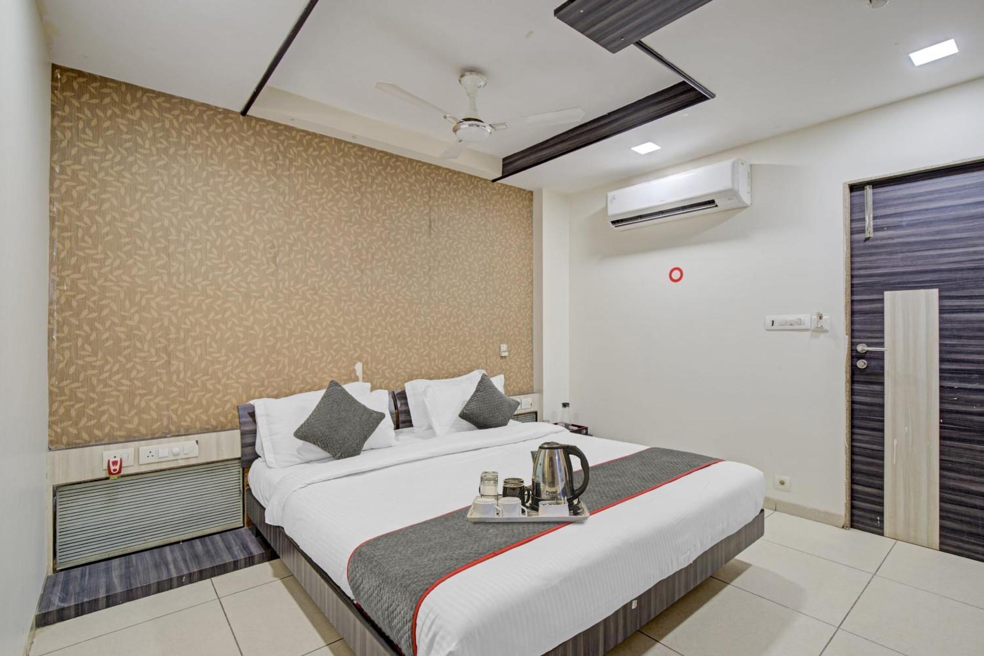 Hotel O The Kia Residency Hotel And Banquet 아흐메다바드 외부 사진