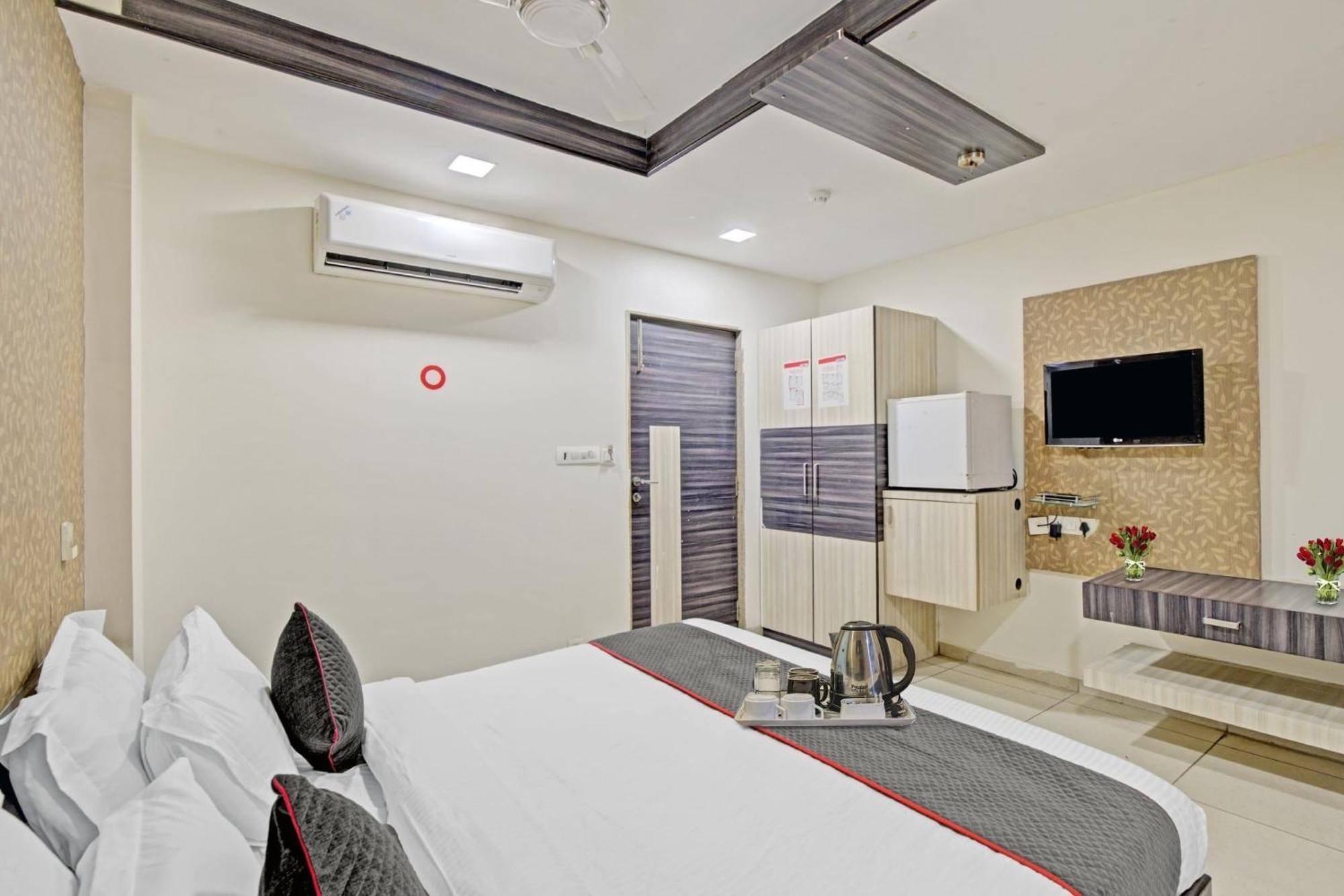 Hotel O The Kia Residency Hotel And Banquet 아흐메다바드 외부 사진